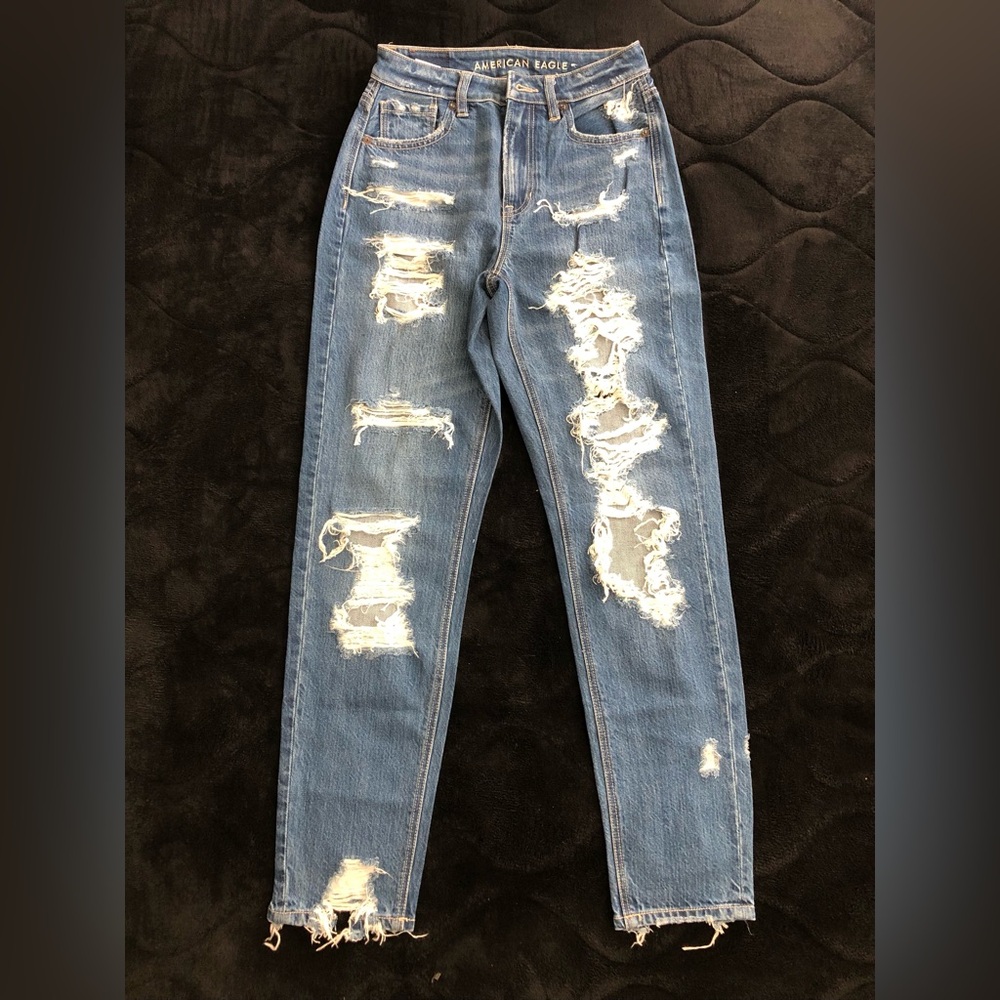 AMERICAN EAGLE MOM JEANS